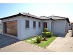 R1,350,000 3 Bed Thatchfield Property For Sale