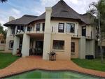 5 Bed Woodhill House To Rent