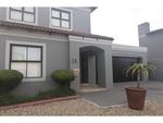4 Bed Bloubergstrand House To Rent